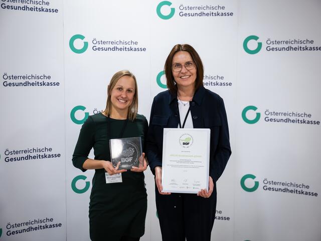 Projektmanagerin Sarah Fuchs (l) und Arcus Sozialnetzwerk Geschäftsführerin Rita Schlagnitweit (r) | Foto: ÖGK/Mauro Vitera
