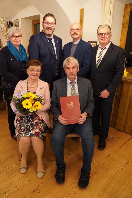 Geburtstagskind Josef Reisinger und seine Ehefrau Veronika (v.) mit seinen Gratulanten Annemarie Kastenberger, Franz Rafetzeder, Mario Kietzer und Günther Lichtenschopf | Foto: Gemeinde WIeselburg-Land