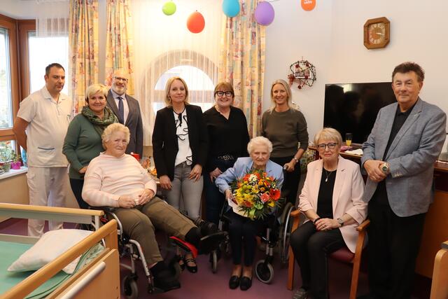 Die Jubilarin im Kreise ihrer Lieben. | Foto: Stadtgemeinde Neunkirchen