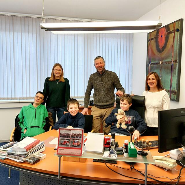 Andrè, Magnus und Luis mit den Lehrpersonen Gertraud Waldauf (re.) und Chiara Schneider (li.) im Büro des Sillianer Bürgermeisters Franz Schneider  | Foto: ASO Sillian