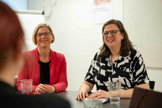Julia Moser und Heidemarie Egger (v.l.n.r.) gründeten die Interessensvertretung Frauen* mit Behinderungen.  | Foto: Martin Baumgartner