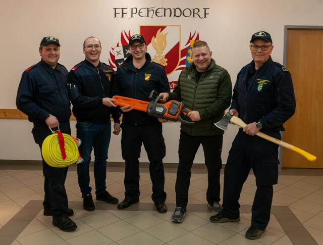 Kommandant Stv. Bernhard Waldbauer, Zeugmeister Maximilian Fürst, Kommandant Daniel Bretterbauer, Michael Schmid von der WWG Holz Handels GmbH und Verwalter Günther Huber | Foto: FF Pehendorf