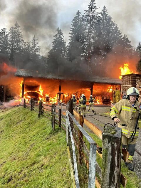 Im Pinzgau war die Freiwillige Feuerwehr bei einem Brand einer Remise in Bramberg im Einsatz. | Foto: LFV Salzburg