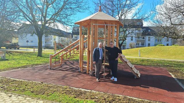 Bürgermeister Martin Kulmer und Gemeinderat Harald Gradischnig am neugestalteten Spielplatz im Wayerfeldpark | Foto: Privat