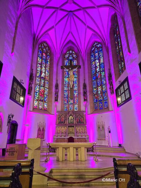 Stadtpfarrkirche Graz, Farbe Violett