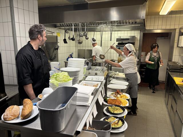 Irene Meisenbichler (Im Bild r.) schätzt ihr Team als eine große Familie. | Foto: MeinBezirk