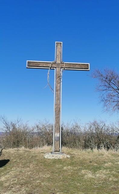 Das Pfarrverbandskreuz wurde 1982 auf dem Altenberg errichtet. | Foto: Josef Messirek