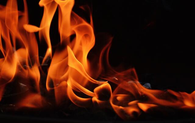 Die Ermittlungen zur Brandursache des Gartenhüttenbrandes in Itzling ergaben, dass ein eingeschalteter Heizlüfter der Auslöser des Brandes war, so die Polizei Salzburg. | Foto: Pixabay/Alexa