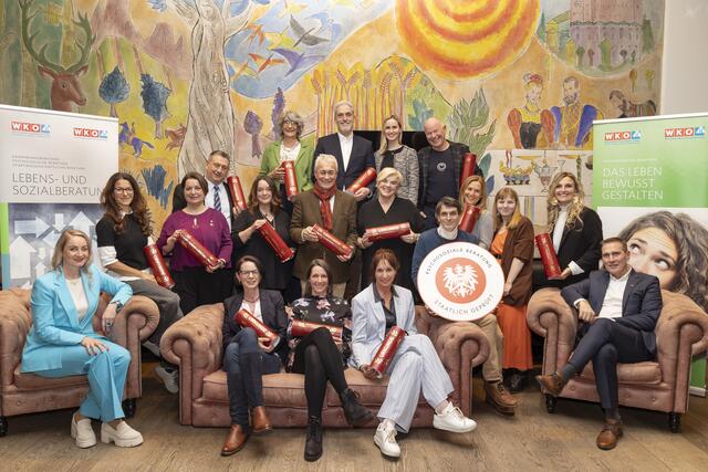 Im Restaurant 1809 am Innsbrucker Bergisel wurde den ersten Tiroler:innen die Zertifizierung „staatlich geprüfte psychosoziale BeraterInnen“ verliehen – dazu gratulierten u.a. Fachgruppenobmann Bernhard Moritz (5.v.r.), Spartenobmann Fanz Jirka (r.), Spartengeschäftsführerin Karolina Holaus (l.) und Fachgruppengeschäftsführerin Melanie Raab (hintere Reihe, 2.v.l.). | Foto: WK Tirol/Die Fotografen