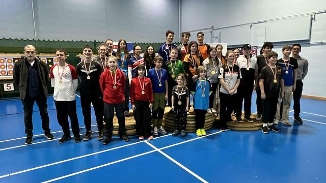 Die neuen österreichischen Meisterinnen und Meister präsentierten beim Klang der Bundeshymne stolz ihre Goldmedaille. | Foto: Martin Drack