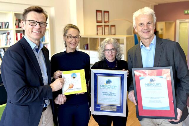 Das Kommunikationsprojekt „Bergheimer Lieblingsrezepte“ der Gemeinde Bergheim und der Agentur Jager PR gewann beim internationalen Mercury Award. Von links: Clemens Jager, Ramona Parzer, Gabriele Singer und Hermann Gierlinger. | Foto: Jager PR