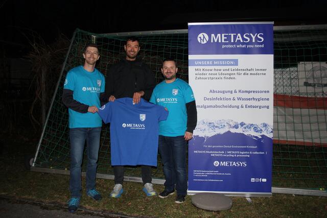 Gerald Pregenzer (Turniersponsor METASYS Medizintechnik) freut sich mit Urban Steiner und Florian Meischl vom SK Wilten über das gelungene Turnier. | Foto: SK Wilten