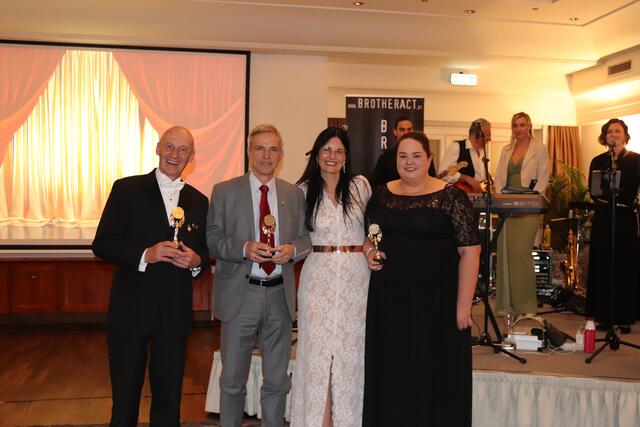Michael Deininger vom Lions Club Liezen, Josef Mitterwallner vom Lions Club Schladming, Anasia-Präsidentin Verena Wohlmuther und Natascha Marl vom Leo Club Liezen bei der Oscara-Verleihung. | Foto: Susanne Aigner-Haas
