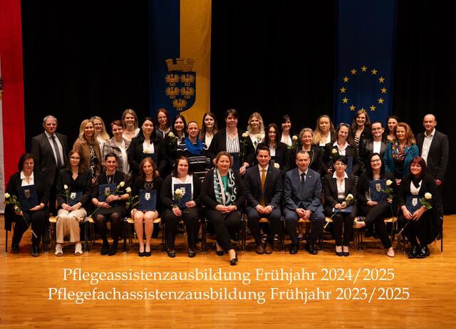 19 Absolventinnen und Absolventen haben die Ausbildung geschafft. | Foto: Claus Schindler