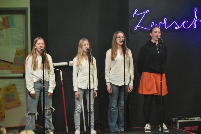 Der Backgroundchor brillierte gesanglich | Foto: MeinBezirk