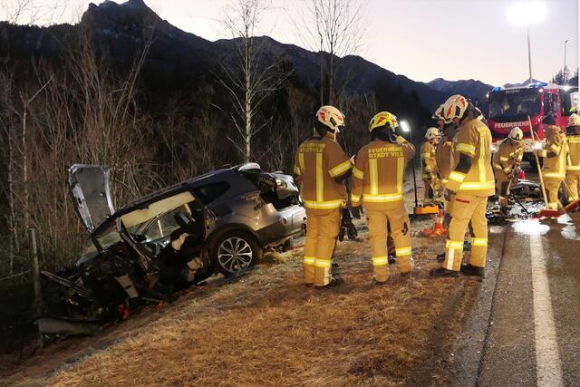 Eine Autolenkerin wurde eingeklemmt und mit der Bergeschere befreit. | Foto: Zoom Tirol