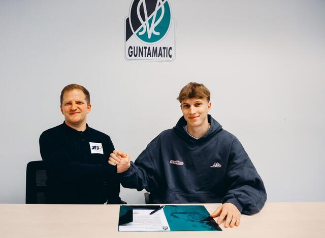 Wolfgang Fiala bei der Vertragsunterzeichnung mit dem 20-jährigen Simon Nussbaumer aus Mondsee | Foto: SVR/Schröckelsberger