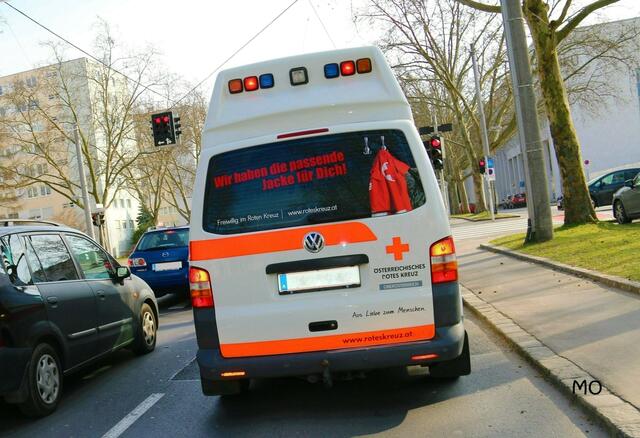 Der schwerverletzte Kroate wurde nach der Erstversorgung durch den Notarzt mit der Rettung in die Klinik Innsbruck gebracht. | Foto: Maria O. / Symbolbild