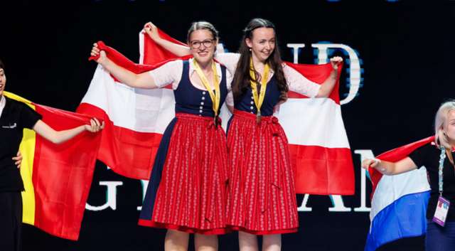 Bei der Berufs-Europameisterschaft in Danzig (Polen) gewann Schneiderin Anna Maria Theurl (rechts), die bei Vossen in Jennersdorf arbeitet, mit Lisa Lintschinger aus Salzburg im Duo die Goldmedaille. | Foto: Skills Austria / Florian Wieser
