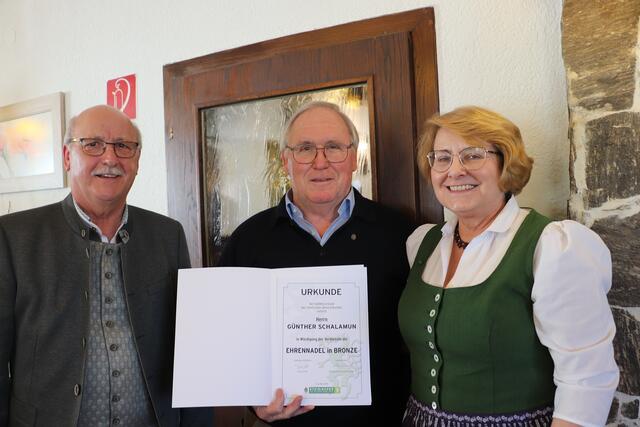Seniorenbund-Obmann der Ortsgruppe Zwaring Pöls Josef Alter (li) und die designierte Bezirksobfrau Liselotte Palz zeichneten Günther Schalamun mit der Ehrennadel in Bronze aus.  | Foto: Edith Ertl