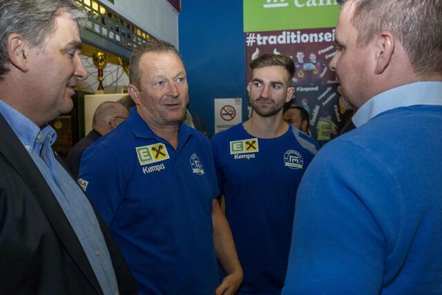 Christian Wolf, Handball-Präsident Steiermark, Sportunion-Cheftrainer René Kramer, Kapitän Lukas Moser mit dem ORF-Handballexperten Conny Wilczynski (v.l.) | Foto: ibexagency/Klaus Pressberger