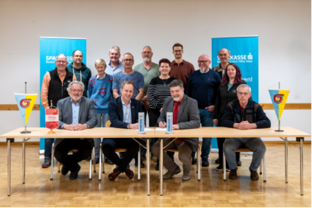 Hintere Reihe von links: Roman Lechner, Gerhard Küttner, Christoph Rebenda, Samuel Weissinger
Mitte von links: Harald Maier, Sepp Hell, Andreas Kargl, Patricia Petermichl. Johannes Hofstetter, Kerstin Sailer.

Vorne: Johann Rankl (Präsident), Florian Haiderer (Sparkasse), Gerald Hofegger (Obmann), Rupert Göd (Kassier) | Foto: Robert Schöller, ESV St. Pölten