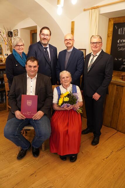 Geburtstagskind Maria Punz (v.r.) mit ihren Gratulanten Annemarie Kastenberger, Franz Rafetzeder, Mario Kietzer, Günther Lichtenschopf (h.) und Rupert. Jäger (v.l.) | Foto: Gemeinde WIeselburg-Land