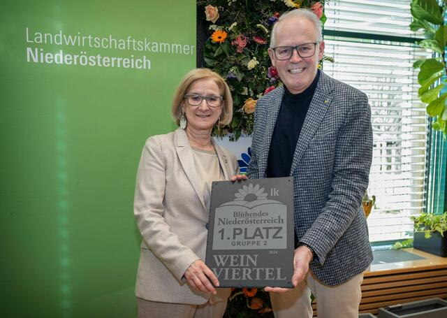 Initiative „Blühendes Niederösterreich“ ehrte die Marktgemeinde Absdorf. Im Bild: Landeshauptfrau Johanna Mikl-Leitner mit Vizebürgermeister Leopold Weinlinger. | Foto: NLK Khittl