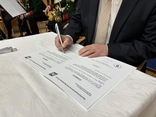 Gilt für alle Gemeindevertreter in NÖ: „Ich gelobe, daß ich die Verfassung und alle Gesetze des Bundes und Landes Niederösterreich genau beobachten und meine Pflichten nach bestem Wissen und Gewissen erfüllen werde. Das vorstehende Gelöbnis wurde vor mir abgelegt und die Gelöbnisniederschrift eigenhändig unterfertigt." (Symbolbild) | Foto: Daniel Schmidt