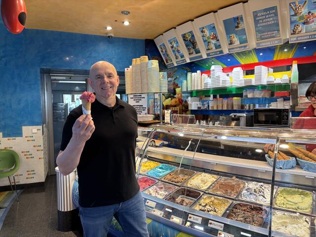 Beim Arcobaleno in Klagenfurt verkauf Bordon zahlreiche Eissorten.