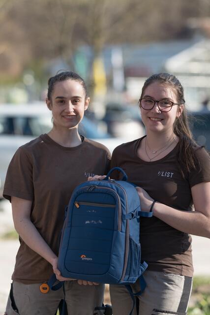 Packen für vier Wochen Irland: Sarah Doncsecs (l.) aus Hochegg und Lena Panis aus Wiesmath. | Foto: Santrucek