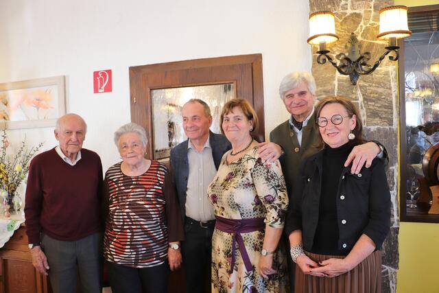 Durch den freundschaftlichen Umgang im Seniorenbund Zwaring-Pöls wird auch zu Geburtstags- und Ehejubiläen gratuliert. Das Bild zeigt die Eisernen Brautleute Theresia und Albert Mitteregger (li) sowie die Goldenen Paare Erna und Franz Wolf und Gertraud und Norbert Herbst. Und was ist das Geheimnis einer so langen und glücklichen Ehe? "Zusammenhalten und alles ausreden", sagte Theresia Mitteregger, die seit 65 Jahren mit ihrem Albert, der von 2002 bis 2014 selbst Obmann des Seniorenbundes Zwaring-Pöls war,  verheiratet ist.  | Foto: Edith Ertl