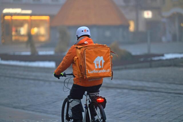 Freie Dienstverträge statt Angestelltenverhältnis für die orangen Essenszusteller auf Rädern, heißt es vom Unternehmen Lieferando. | Foto: Daniel Scharinger / Pressefoto Scharinger / picturedesk.com