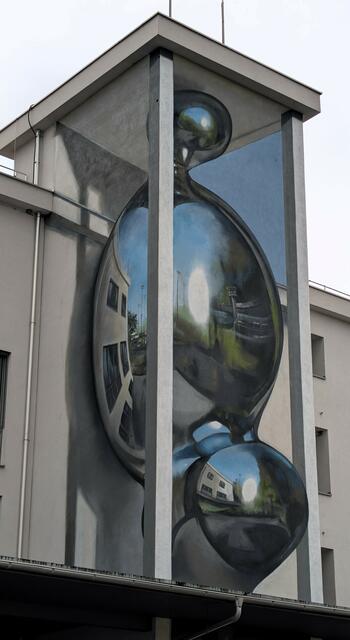 Eines von vielen Kunstwerken in der Mural Harbor Gallery, im Hafen von Linz. | Foto: Patrice Bruvier