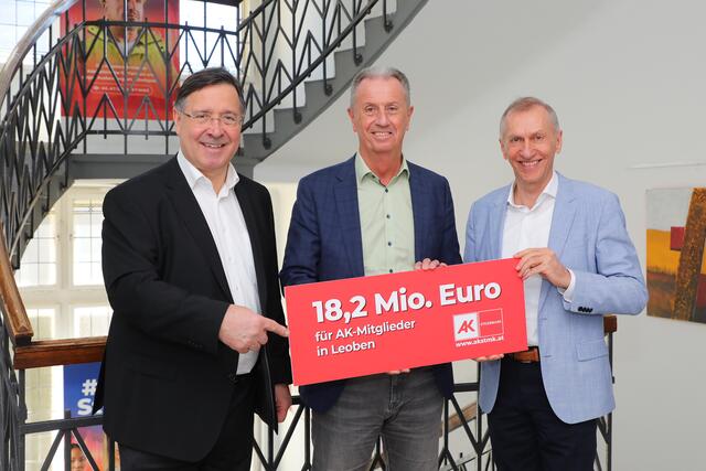 Die Arbeiterkammer Steiermark präsentierte die Leistungsbilanz 2024 der Außenstelle Leoben. Im Bild: Direktor Johann Scheuch, Außenstellenleiter Edwin Kriechbaumer und Präsident Josef Pesserl (v. l.) | Foto: Armin Russold/AK Stmk