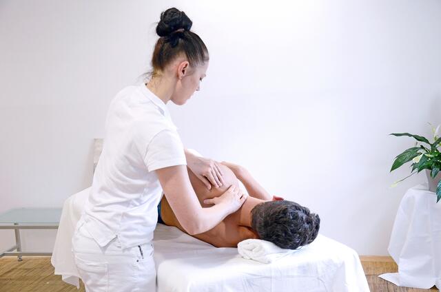 Die Vitalakademie Salzburg startet am Klinikum Bad Gastein einen berufsbegleitenden Ausbildungslehrgang für Masseurinnen und Masseure. | Foto: Vitalakademie