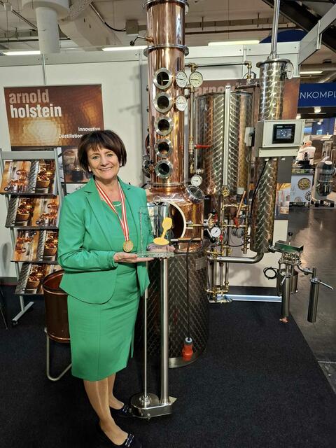 "Die Brennerin" Rosi Huber freut sich über ein goldenes Stamperl bei der "Ab Hof"-Messe in Wieselburg. | Foto: Huber