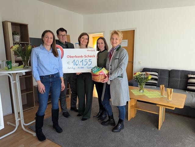 Am gestrigen Dienstagnachmittag, 18. März 2025, fand die Übergabe des Schecks an aktion leben salzburg statt. Mit im Bild v.l.n.r. Franziska Wessely (Geschäftsführerin aktion leben salzburg), Josef Radauer (Leiter des Hirtenadvents), Michaela Reitsammer (Leiterin vom Haus für Mutter und Kind) und Elisabeth Radauer (1.v.r.). | Foto: aktion leben salzburg