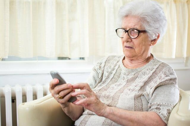 Die fortschreitende Digitalisierung stellt besonders ältere Menschen vor neue Herausforderungen. | Foto: Alippi