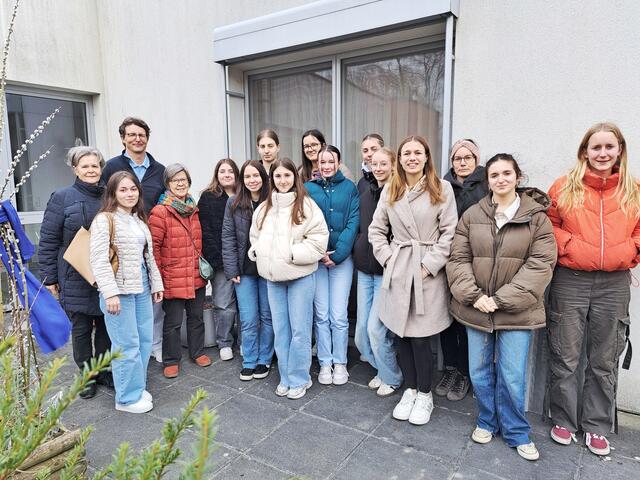 Schülerinnen und Schüler der 4. Klasse BAfEP Mistelbach im Innenhof des stationären Hospiz
mit PBM Rainer Löffelmann und Pädagogin Kathrin Mordinyi. | Foto: PBZ Mistelbach