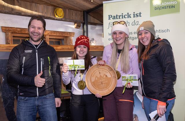 Hatten sichtlich Spaß: Franz Eisl (Vorsitzender-Stellvertreter TVB Schladming-Dachstein), Anni Dzicoevova und Elisa Schrempf (Siegerteam Chalets Coburg) und Barbara Hochkönig (TVB Schladming-Dachstein). | Foto: Harald Steiner
