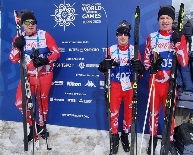 Paul Vogl, Thomas Fink und Raphael Berger von No Problem Baden bei den Special Olympics World Winter Games in Turin. | Foto: No Problem