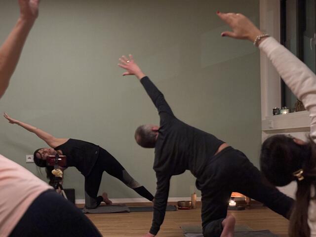 Die Yoga-Stunden beinhalten nicht nur körperliche Übungen, sondern auch Atemtechniken und Entspannungsmethoden, die helfen, Stress abzubauen. | Foto: MeinBezirk