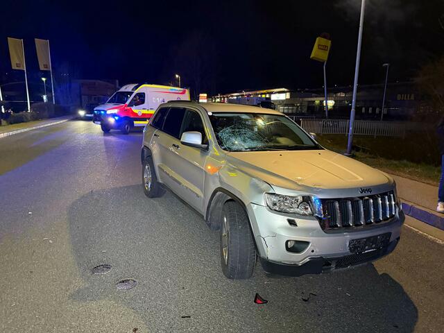 Am Dienstagabend kam es im Industriegebiet von Vomp zu einem Verkehrsunfall. Ein 16-jähriger Mopedfahrer hatte beim Einfahren auf die Vomper Landesstraße ein Stoppschild übersehen. | Foto: Zoom.Tirol