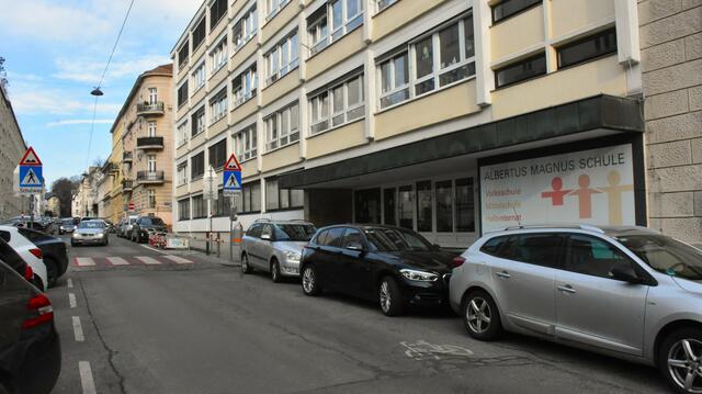 Der Schuleingang wird vergrößert. So entsteht mehr Platz für Sitzmöbel, einen Trinkbrunnen und eine Lastenrad-Haltezone. | Foto: BV18