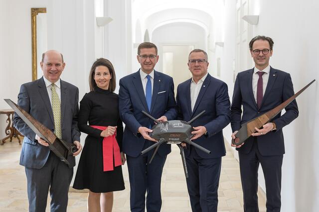 V.l.: Johann Kastner, Vizepräsident FH OÖ Forschung &amp; Entwicklung, Isolde Perndl, Kaufmännische Geschäftsführerin FH OÖ, Wirtschafts- und Forschungs-Landesrat Markus Achleitner, Robert Machtlinger, CEO FACC AG, und Michael Rabl, Präsident und Geschäftsführer FH Oberösterreich. | Foto: Land OÖ/Guggenberger
