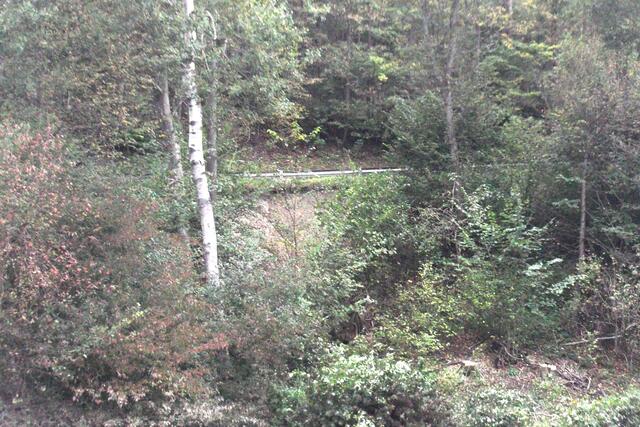 Damals-Foto: Unterhalb der Leitplanke rutschte der Hang ab. | Foto: B. Hofmann