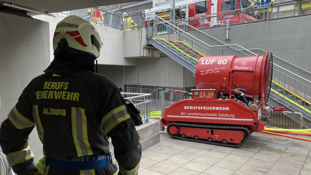 Berufsfeuerwehr Salzburg mit Löschunterstützungsfahrzeug beim Einsatz. | Foto: LFV Salzburg