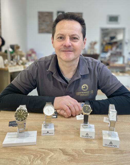 Geschäftsinhaber Günter Himsl erinnert sich gerne an seine eigene Firmung. | Foto: Himsl