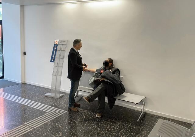 Der beschuldigte Südburgenländer hört entspannt den Empfehlungen seines Top-Verteidigers, Gerhard Ederer, zu. | Foto: Gernot Heigl